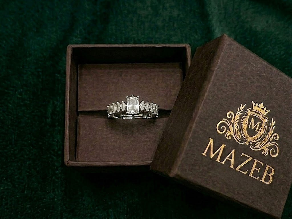 Silver Adjustable Ring with White Stone – MR‑001